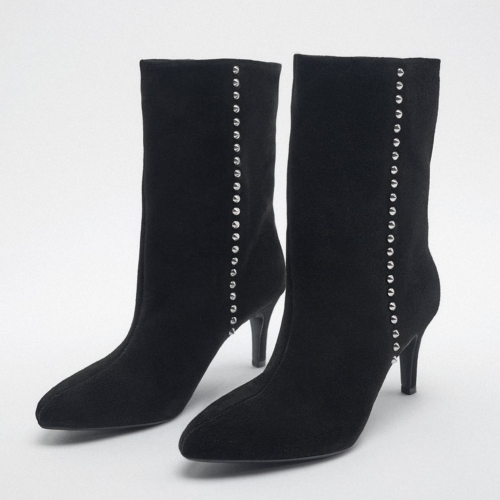 ✨SALE✨ ZARA
STUDDED SUEDE HEELED ANKLE BOOTS ✨SALE✨